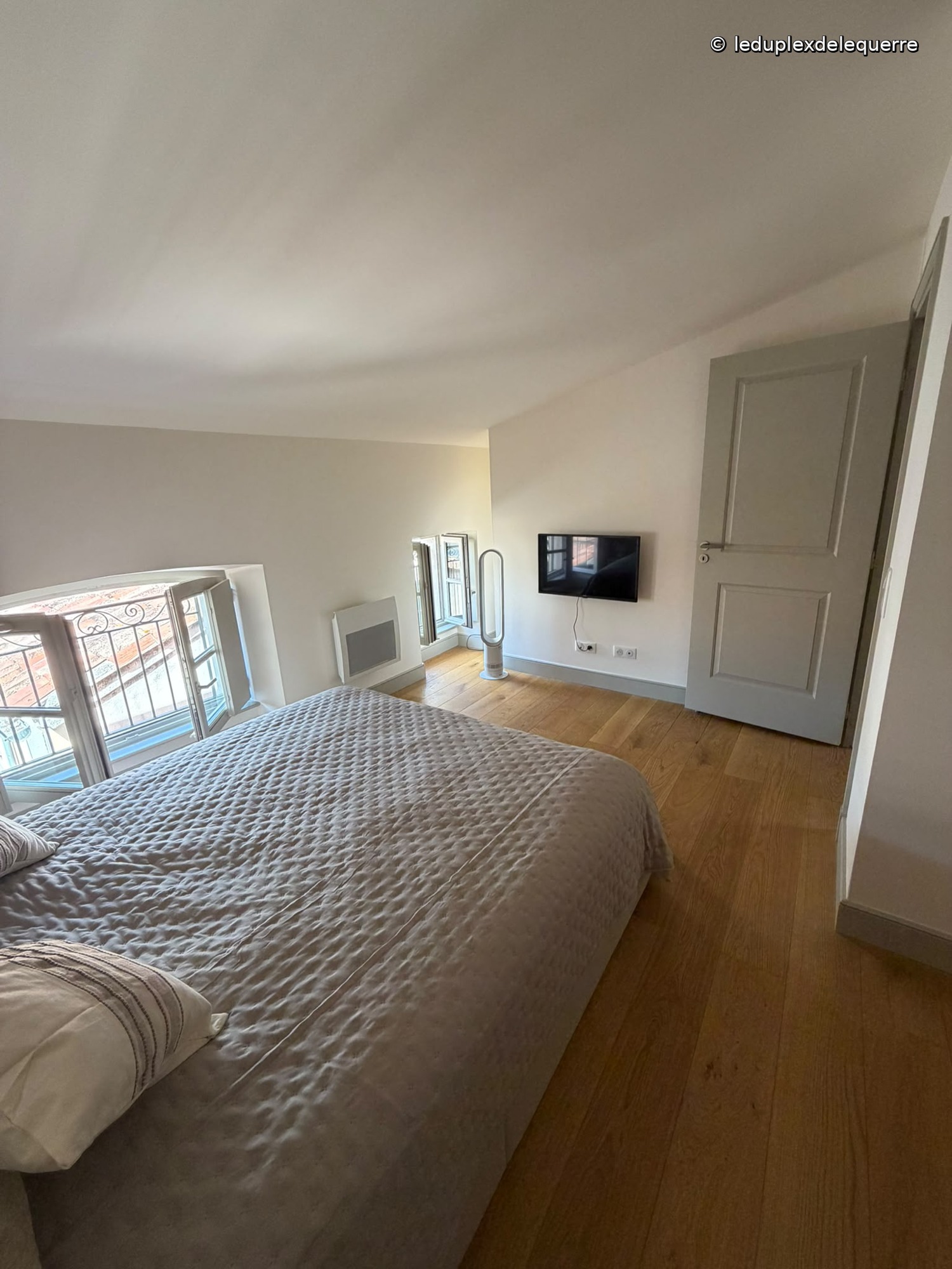 Bedroom of the Toulon duplex from another angle