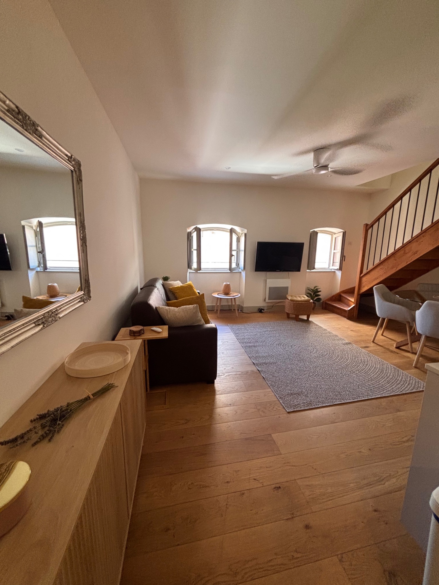 Living room and view from Le Duplex de l'Équerre in Toulon