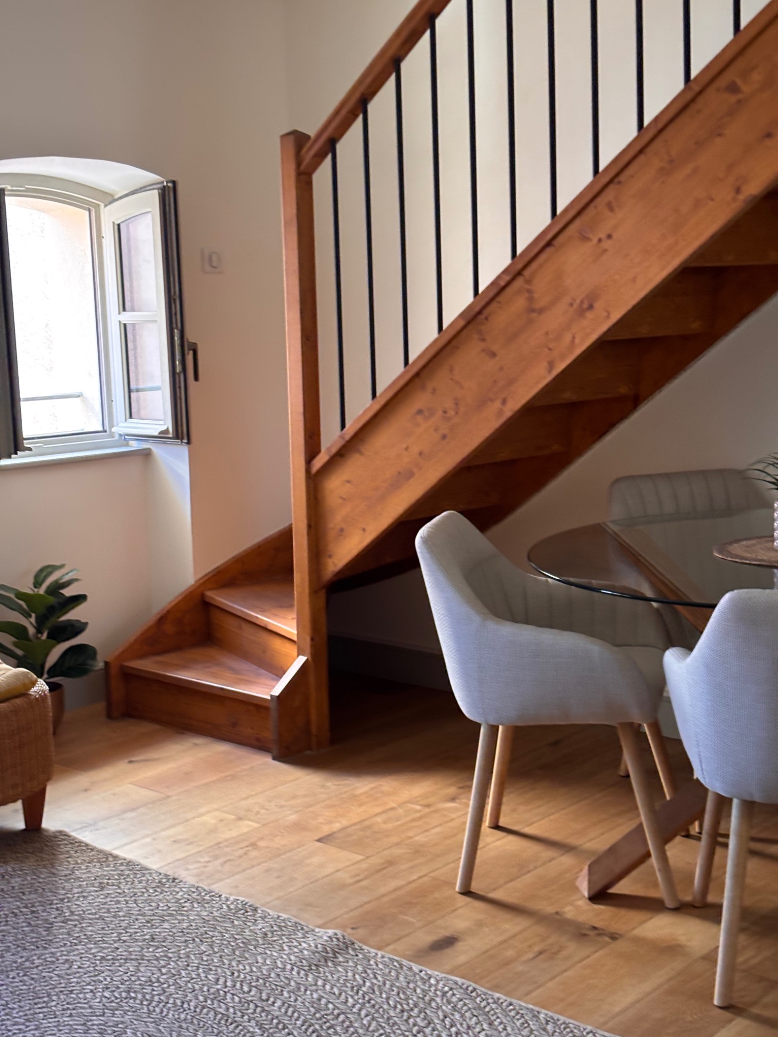 Wooden staircase and dining area in the duplex