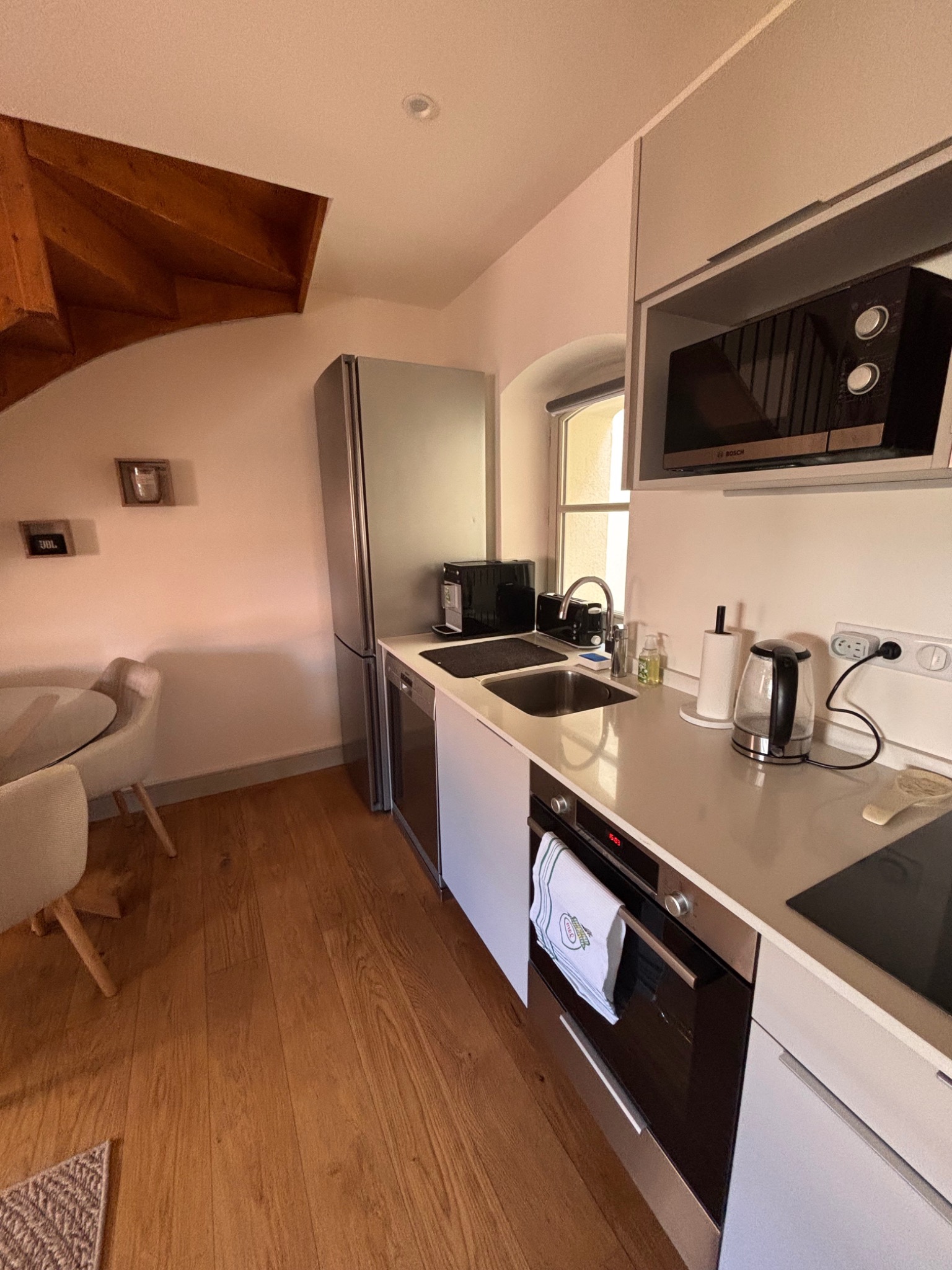 Kitchen and living area of Le Duplex de l'Équerre
