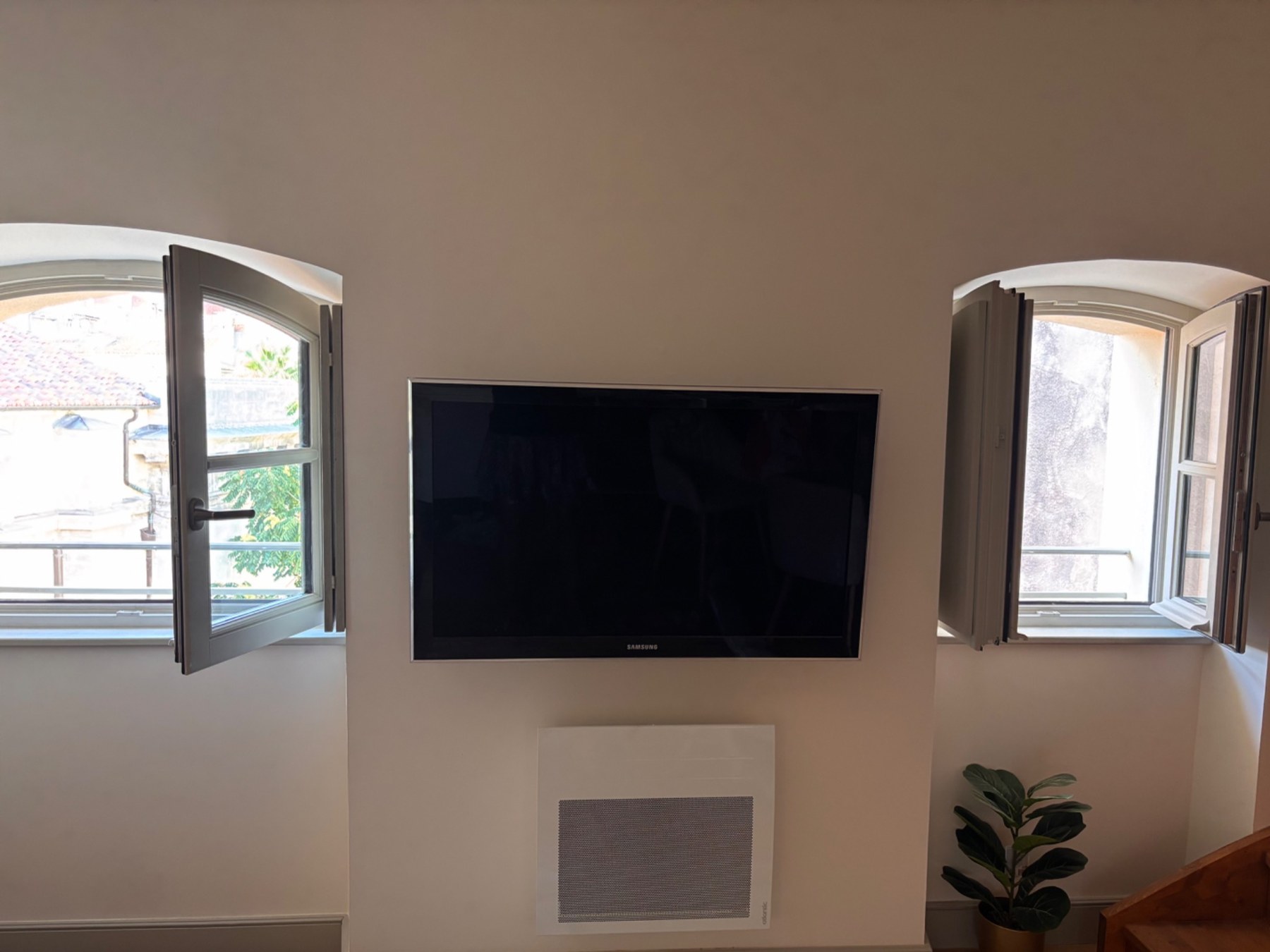 TV connectée du séjour entre les fenêtres