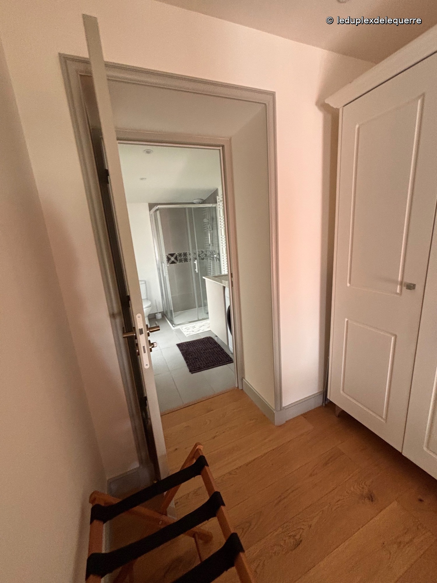 Washbasin and storage in the shower room